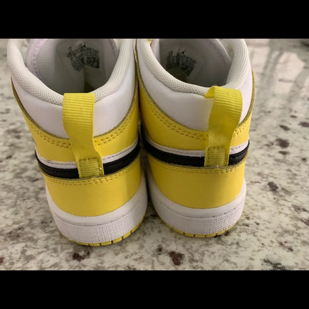 Nike‎ Air Jordan 1 Mid SE TD Rose Patch Dynamic Yellow Size 1 Authentic